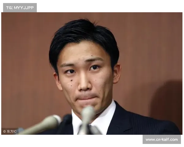 桃田贤斗亮相开幕式，怀抱总决赛奖杯入场